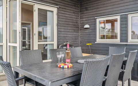 Gloria - 500M from the Sea: Meubilair, Interieur Ontwerp, Flooring, Verdieping, Plafond, Kamer, Stoel, Tafel, Appartement, Keuken En Eettafel