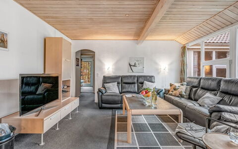 Hera: Meubilair, Interieur Ontwerp, Bankstel, Plafond, Flooring, Woonkamer, Verdieping, Kamer, Stoel, Appartement