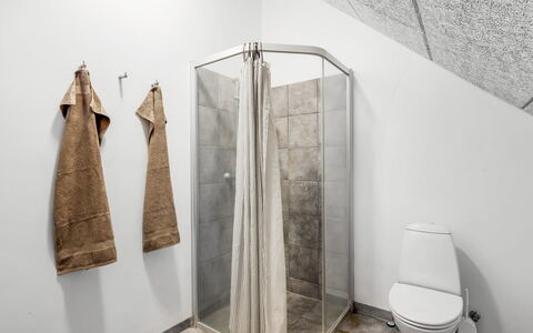 Hera: Flooring, Verdieping, Interieur Ontwerp, Loodgieterswerkinrichting, Plafond, Kamer, Tegel, Loodgieter, Badkamer