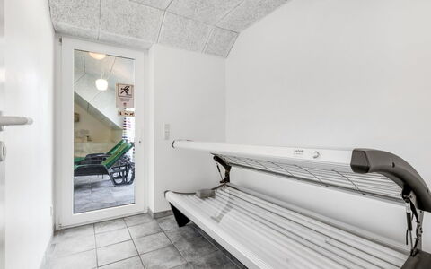 Hera: Plafond, Flooring, Verdieping, Ontwerp, Bed, Slaapkamer, Daylighting, Hotel