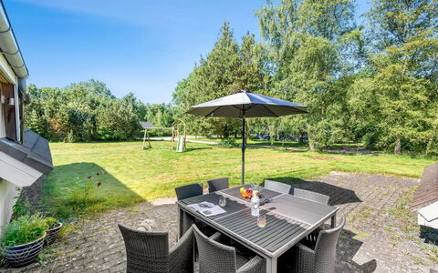 Hera: Struik, Stoel, Tuin, Gazon, Schaduw, Landscaping, Buitenmeubels, Werf, Buitentafel, Backyard