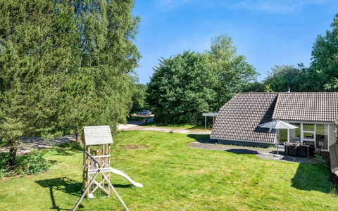 Hera: Boom, Gras, Struik, Verblijf, Huis, Huis, Land Lot, Dak, Tuin