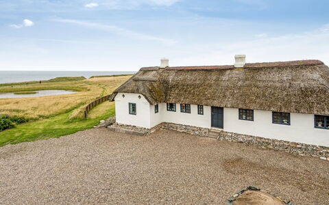 Vili - 100M from the Sea: Lucht, Thatching, Huis, Verblijf, Wolk, Huis, Dak, Land Lot, Landelijk Gebied