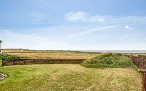 Vili - 100M from the Sea: Huis, Dak, Huis, Verblijf, Landgoed, Deur, Veranda, Siding, Boerderij, Schaduw