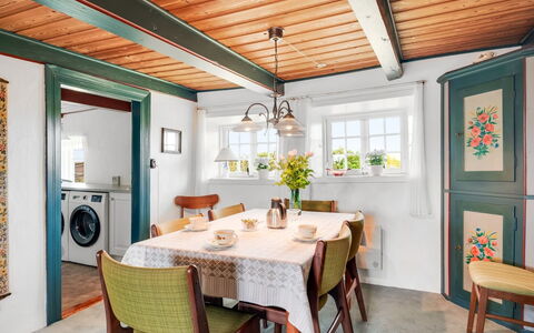Vili - 100M from the Sea: Huis, Dak, Huis, Verblijf, Landgoed, Deur, Veranda, Siding, Boerderij, Schaduw