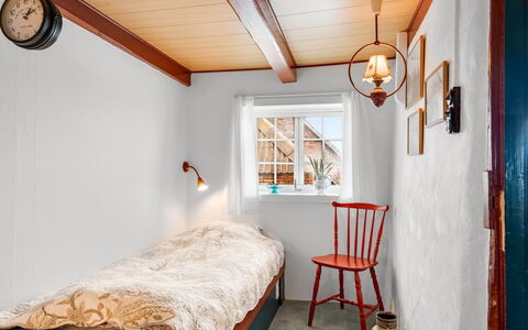 Vili - 100M from the Sea: Muur, Slaapkamer, Interieur Ontwerp, Bed, Hout, Plafond, Flooring, Verdieping, Meubilair, Bedding