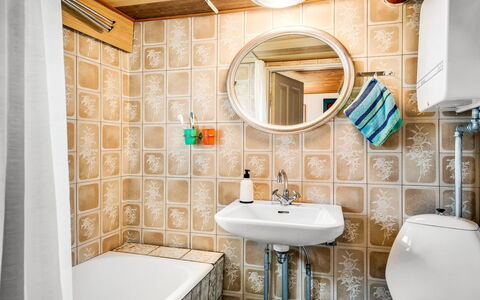 Vili - 100M from the Sea: Muur, Interieur Ontwerp, Loodgieterswerkinrichting, Badkamer, Flooring, Verdieping, Wastafel In De Badkamer, Loodgieter, Tegel, Wastafel