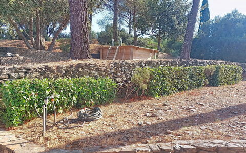 Le Belvédère D'Estelle: Struik, Plantengemeenschap, Tuin, Groundcover, Woody Plant, Stenen Muur, Bodem, Haag, Landscaping