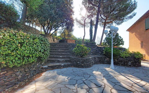 Le Belvédère D'Estelle: Flagstone, Cobblestone, Tuin, Gang, Schaduw, Landscaping, Oprit, Stenen Muur, Backyard, Trap
