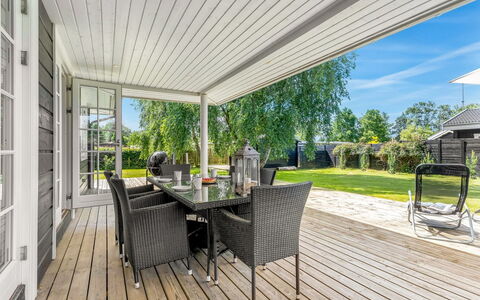 Felicia - 350M from the Sea: Hout, Huis, Veranda, Dek, Hardwood, Dak, Beits, Houten Vloer, Eco Hotel