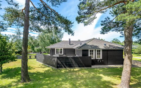 Felicia - 350M from the Sea: Hout, Huis, Veranda, Dek, Hardwood, Dak, Beits, Houten Vloer, Eco Hotel