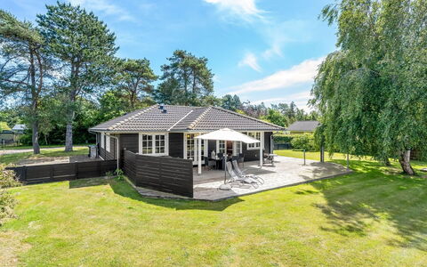 Felicia - 350M from the Sea: Hout, Huis, Veranda, Dek, Hardwood, Dak, Beits, Houten Vloer, Eco Hotel