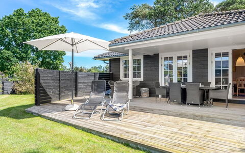 Felicia - 350M from the Sea: Hout, Huis, Veranda, Dek, Hardwood, Dak, Beits, Houten Vloer, Eco Hotel
