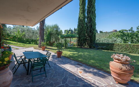 Chianti Hills Apartment, Pool, Ac: Fabriek, Bloempot, Meubilair, Lucht, Kamerplant, Tafel, Schaduw, Boom, Interieur Ontwerp, Stoel
