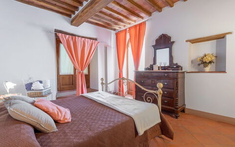 Chiara House In Galenda, Chianti, Pool And Nature: Eigendom, Gebouw, Cabinetry, Comfort, Hout, Venster, Interieur Ontwerp, Bed, Verdieping, Lade