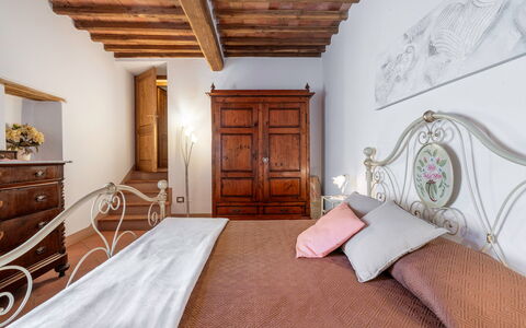 Chiara House In Galenda, Chianti, Pool And Nature: Bruin, Meubilair, Cabinetry, Gebouw, Comfort, Interieur Ontwerp, Hout, Deur, Bed Frame, Lade