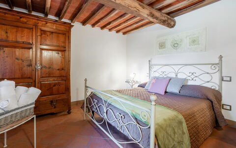 Chiara House In Galenda, Chianti, Pool And Nature: Gebouw, Meubilair, Eigendom, Comfort, Bed Frame, Hout, Huis, Interieur Ontwerp, Cabinetry, Verlichting