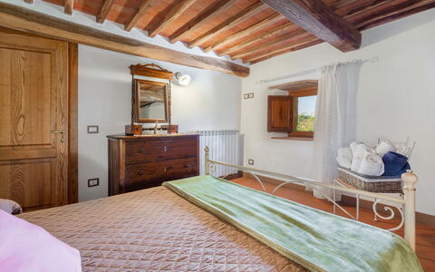 Chiara House In Galenda, Chianti, Pool And Nature: Gebouw, Meubilair, Cabinetry, Venster, Comfort, Hout, Lade, Interieur Ontwerp, Huis, Flooring
