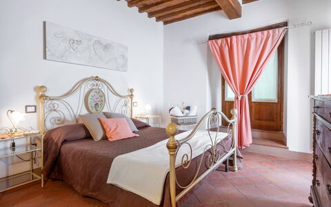 Chiara House In Galenda, Chianti, Pool And Nature: Gebouw, Meubilair, Eigendom, Comfort, Venster, Hout, Huis, Textiel, Bed Frame, Interieur Ontwerp
