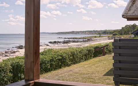 Antim - 10M from the Sea: Hout, Meubilair, Appartement, Kamer, Plafond, Beits, Stoel, Hardwood, Vernis, Timmerhout