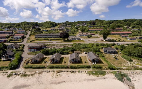 Ghita - 10M from the Sea: Hout, Dak, Architectuur, Huis, Huis, Verblijf, Siding, Hardwood, Helling, Landgoed