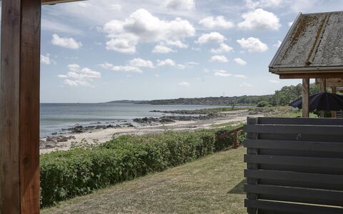 Ghita - 10M from the Sea: Hout, Dak, Architectuur, Huis, Huis, Verblijf, Siding, Hardwood, Helling, Landgoed