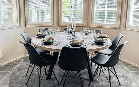 Villa Taikavuosseli: Hout, Meubilair, Interieur Ontwerp, Flooring, Verdieping, Stoel, Eetkamer, Keuken En Eettafel, Kroonluchter