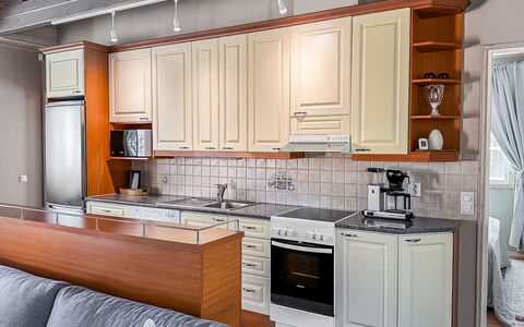 Villa Taikavuosseli: Keuken, Meubilair, Cabinetry, Toestel Van De Keuken, Countertop, Flooring, Major Appliance, Interieur Ontwerp, Hout, Verdieping