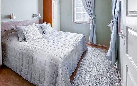 Villa Taikavuosseli: Meubilair, Interieur Ontwerp, Bed, Verdieping, Flooring, Slaapkamer, Hout, Linens, Kamer, Bedding