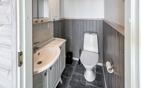 Villa Taikavuosseli: Loodgieterswerkinrichting, Wc Bril, Hout, Flooring, Toilet, Verdieping, Badkamer, Wastafel, Wastafel In De Badkamer, Interieur Ontwerp