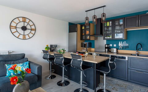 L'Indigo: Meubilair, Tafel, Cabinetry, Fotolijst, Plank, Interieur Ontwerp, Verlichting, Kamerplant, Boekenkast, Gebouw