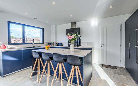 Les Voiles: Flooring, Interieur Ontwerp, Keuken, Hout, Verdieping, Meubilair, Plafond, Countertop, Verlichting, Huis
