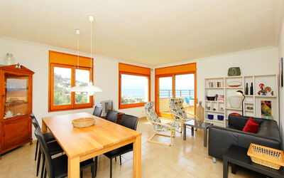 Las Alondras 325.2: Kamer, Eigendom, Meubilair, Gebouw, Interieur Ontwerp, Onroerend Goed, Huis, Woonkamer, Tafel, Oranje