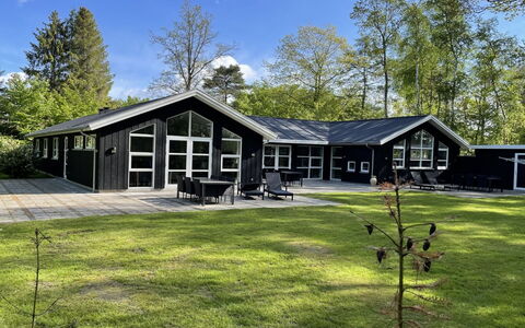 Patrice - 300M from the Sea: Hout, Huis, Veranda, Dek, Hardwood, Dak, Beits, Houten Vloer, Eco Hotel