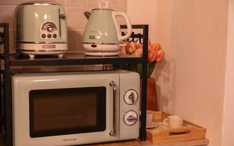 Bocelli: Toestel Van De Keuken, Huishoudapparatuur, Magnetron, Hout, Major Appliance, Televisietoestel, Tableware, Gas, Keuken