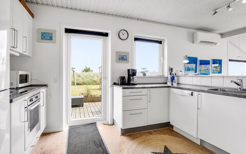 Hejdi - 650M from the Sea: Huis, Keuken, Houten Vloer, Hardwood, Stoel, Daylighting, Verf, Countertop, Aluminium, Schoorsteen