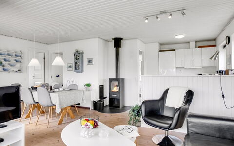 Hejdi - 650M from the Sea: Interieur Ontwerp, Meubilair, Flooring, Plafond, Woonkamer, Huis, Verdieping, Verlichting, Kamer, Lichte Inrichting
