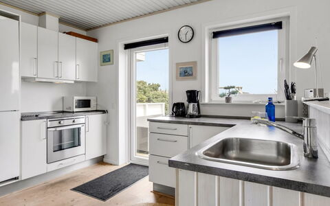 Hejdi - 650M from the Sea: Keuken, Countertop, Hout, Toestel Van De Keuken, Major Appliance, Interieur Ontwerp, Flooring, Plafond, Verdieping, Cabinetry