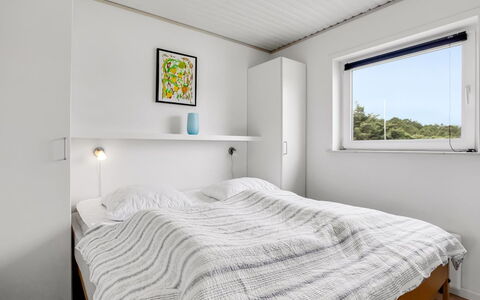 Hejdi - 650M from the Sea: Muur, Slaapkamer, Bed, Interieur Ontwerp, Plafond, Laken, Verdieping, Bedding, Huis, Bed Frame