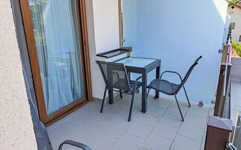 Sunshine View 3: Tafel, Meubilair, Hout, Gebouw, Stoel, Interieur Ontwerp, Buitentafel, Buitenmeubels, Flooring, Verdieping