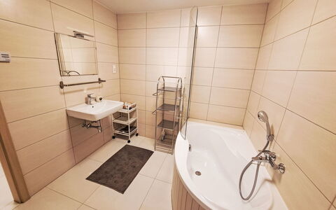 Reifnitz 300: Water, Zwembad, Gebouw, Huis, Interieur Ontwerp, Verdieping, Flooring, Vrije Tijd, Venster, Plafond
