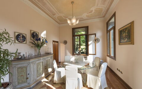 Villa Paola In Padova With Ac: Fotolijst, Eigendom, Fabriek, Interieur Ontwerp, Verlichting, Stoel, Tafel, Hout, Kamerplant