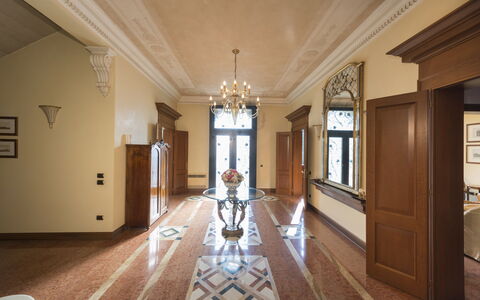 Villa Paola In Padova With Ac: Eigendom, Gebouw, Hout, Fotolijst, Hal, Interieur Ontwerp, Flooring, Verdieping, Deur, Muur