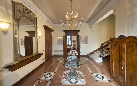 Villa Paola In Padova With Ac: Eigendom, Fotolijst, Verlichting, Hout, Interieur Ontwerp, Spiegel, Verdieping, Hal, Flooring, Gebouw