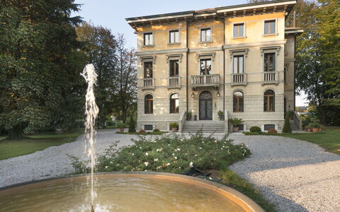Villa Paola In Padova With Ac: Water, Gebouw, Fabriek, Eigendom, Lucht, Venster, Fontein, Gras, Boom, Onroerend Goed
