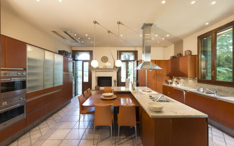 Villa Paola In Padova With Ac: Tafel, Gebouw, Meubilair, Stoel, Countertop, Cabinetry, Kamerplant, Hout, Interieur Ontwerp, Flooring