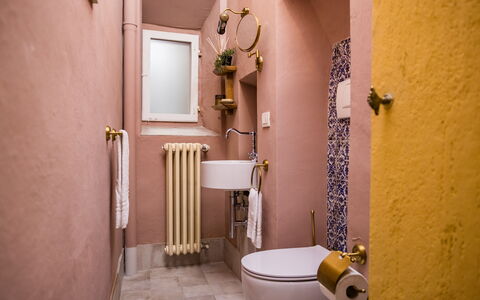 Rose's Palace: Eigendom, Gebouw, Loodgieterswerkinrichting, Hout, Purper, Wastafel In De Badkamer, Wc Bril, Toilet, Wastafel, Badkamer