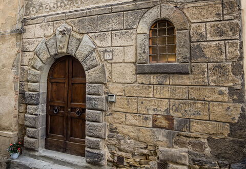 Rose's Palace: Eigendom, Venster, Hout, Deur, Metselwerk, Architectuur, Gebouw, Steen, Facade