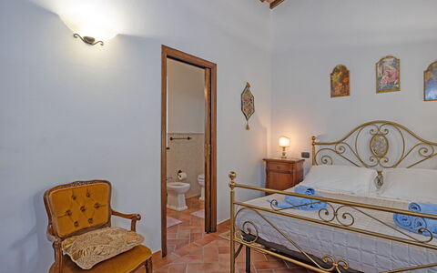 La Montanina: Eigendom, Meubilair, Hout, Verlichting, Interieur Ontwerp, Flooring, Verdieping, Comfort, Muur, Bed Frame