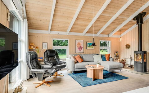 Amundi - 500M from the Sea: Meubilair, Hout, Interieur Ontwerp, Flooring, Plafond, Bankstel, Woonkamer, Verdieping, Houten Vloer, Verlichting